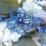 anemone-necklace-sapphire-bouquet-display-main